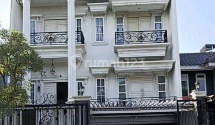 Luxury 3.5-Story House. Fully Furnished. Flood-Free. Freehold Title. 2