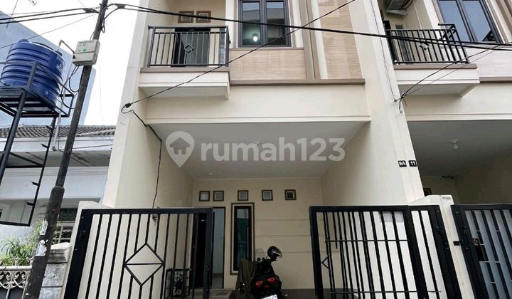 Rumah Brand New 3 Lantai SHM di Tanjung Duren.