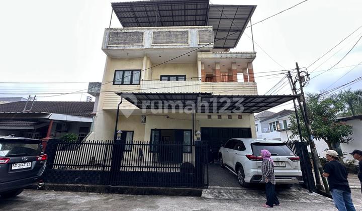 Quick sale of a house located in Hook position, Kedamaian 2 complex, near Kusuma Bangsa school.