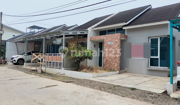 For sale, Willow cluster house in Center Park Palembang complex.