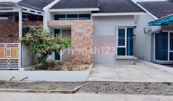 For sale, Willow cluster house in Center Park Palembang complex.