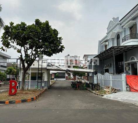 Rumah Regensi Melati Mas Tusa dengan pintu gerbang 1