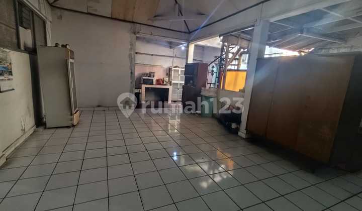 House for Sale, Ideal for Business, Near Campus, Very Strategic Location and Wide Road for 3 Cars 2