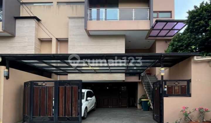 Rumah Bagus 3 Lantai Siap Huni di Pejaten