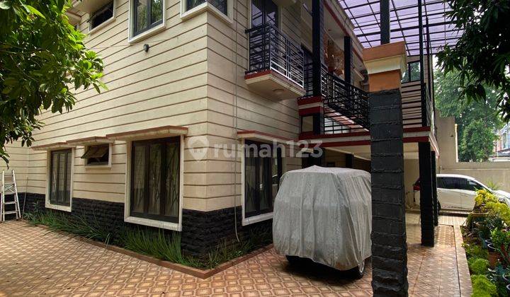 Rumah Bagus Hoek Halaman Luas D Jakarta Selatan 1