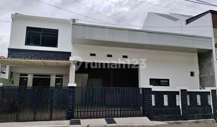 Rumah Bagus 3 Lantai Bebas Banjir Posisi Hook di Pondok Kopi Duren Sawit Jakarta Timur