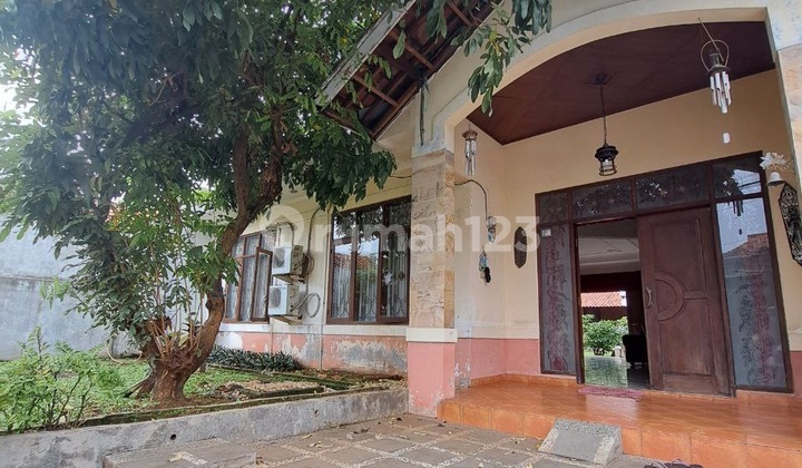 One-Story House, Warm and Sturdy in Jagakarsa