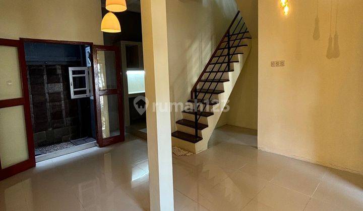 Rumah 2 Lantai Dalam Komplek Town House, Lokasi Strategis 2