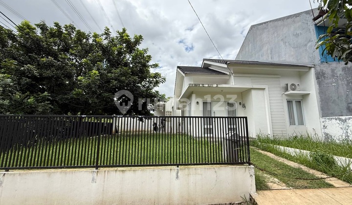 Dijual Rumah Strategis Posisi Hook di Cinere - 2 Menit ke Pintu Tol Krukut 1