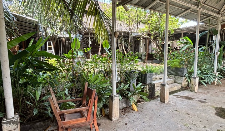 For Sale: House and Commercial Space Suitable for Restaurant/Cafe and Boarding House in Cinere. 2