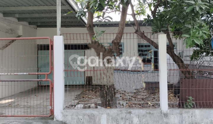 Rumah depan Lap. Tennis Di TPI Wiyung