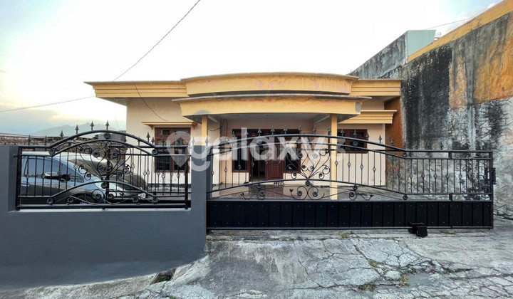 Villa Rumah + interior + Kolam Renang di Batu Villa Rumah + interior + Kolam Renang di Batu