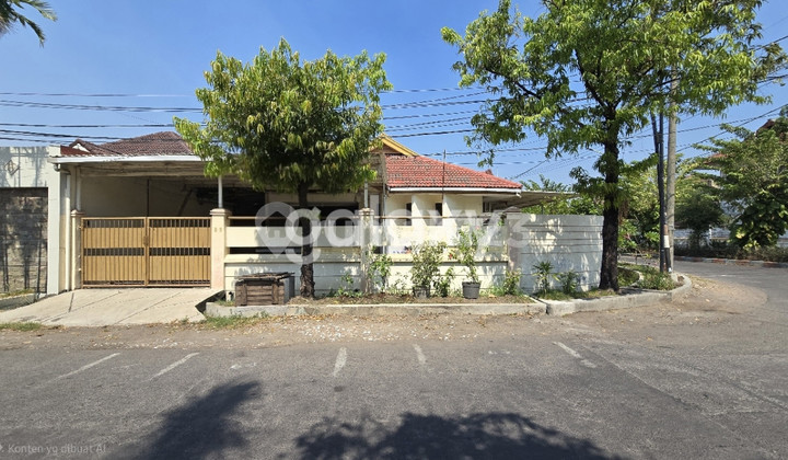 Rumah Hook Boulevard posisi dekat gerbang di TPI Wiyung