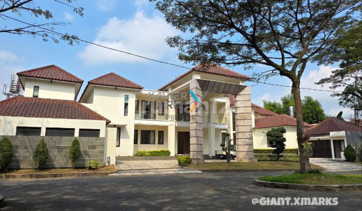 Rumah Megah dengan Kolam Renang di Ijen Nirwana Klojen
