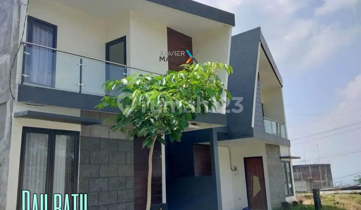 Villa House With Beautiful Private Pool View In Dau Batu Malang