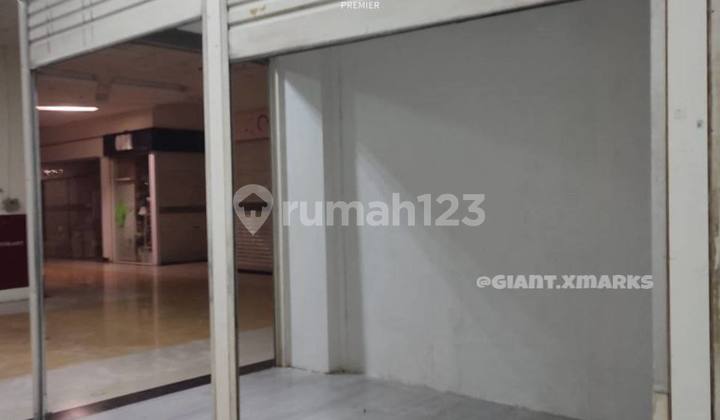 Stand Strategis Depan Pintu Masuk Mall Matos Malang