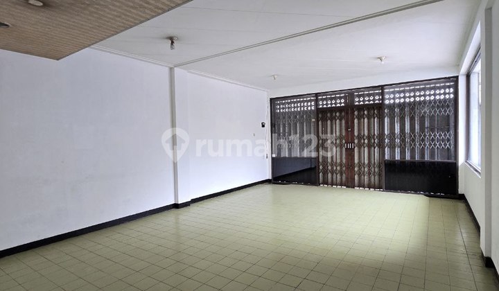 Strategic 3-Story Shop House Near Pasar Besar Malang 2