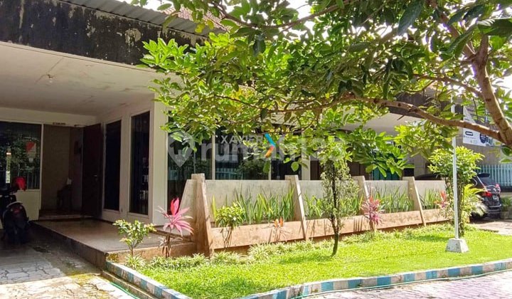 Classic City Center House Near Ijen Boulevard Malang 2