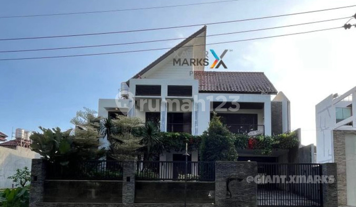 Rumah Modern Mewah Strategis di Poros Jalan Dieng Malang Rumah Modern Mewah Strategis di Poros Jalan Dieng Malang