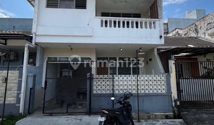 Central City 2-Story House in Sulfat, Malang Central City 2-Story House in Sulfat, Malang