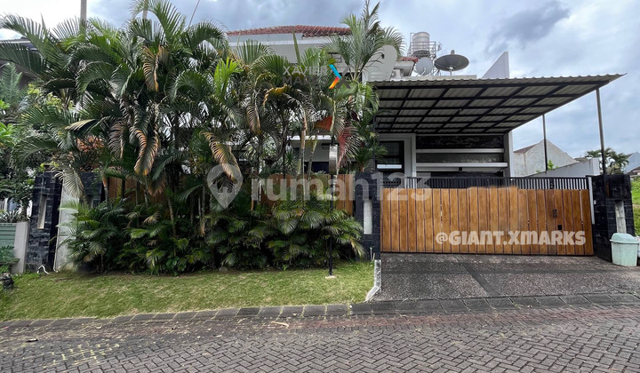 Tropis Modern Mewah di Jalan Kembar Villa Puncak Tidar Malang