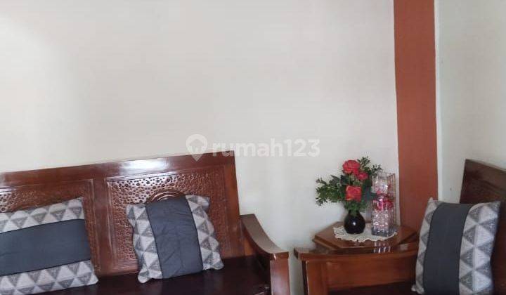 ruang tamu rumah terawat di perumahan grand