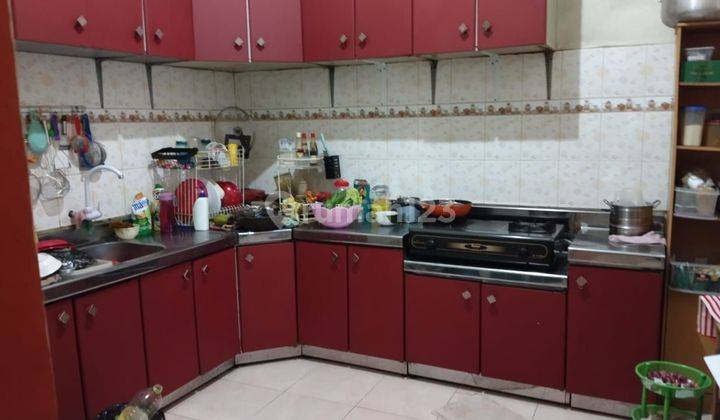 dapur rumah terawat di perumahan grand