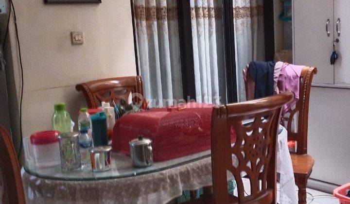 ruang makan rumah terawat di perumahan grand