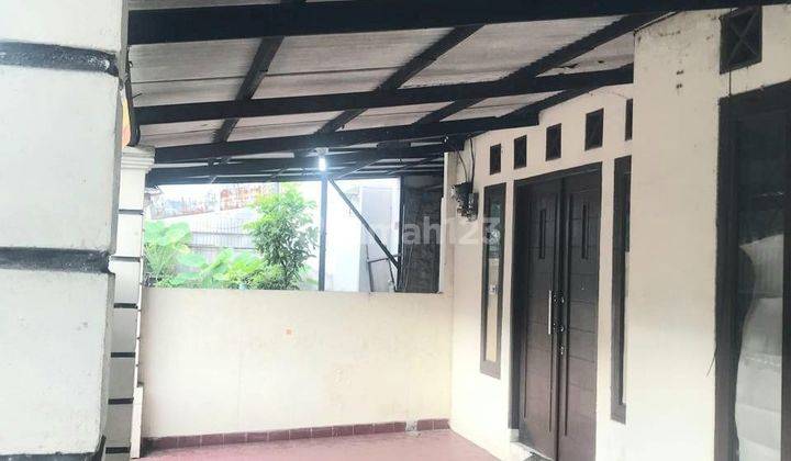 Rumah Lokasi Strategis Di Boulevard Graha Raya 1