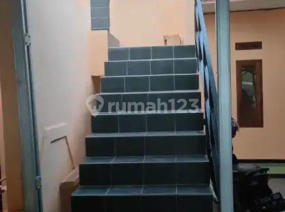 In a boarding house, a boarding house 2