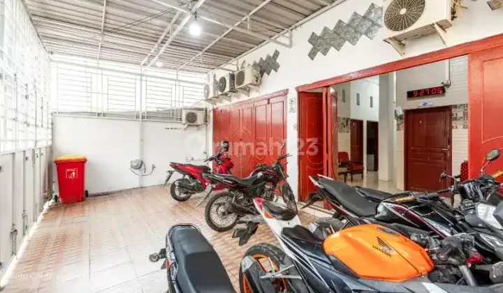 Kost mahasiswa dengan parkiran motor yang luas 2