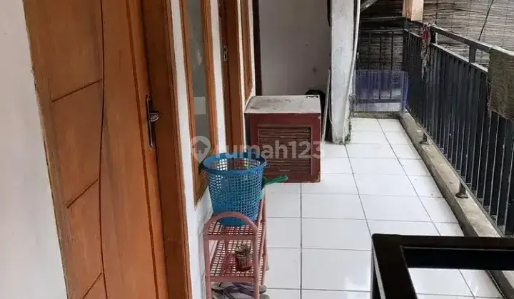 Di Kontrakan 1 Petak Kamar Mandi dalam 2