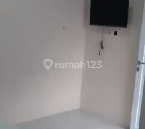 Kamar Kos  Bersih,  AC, Kulkas,  K Mandi, Parkir Mobil,, Wifi, TV 2