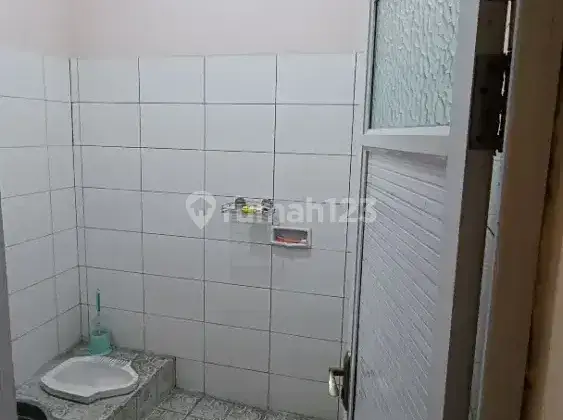 Kost putri, kamar mandi luar tnpa ac 2