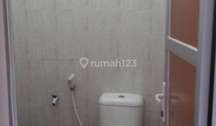 kontrak rumah bulanan 2 kamar tangerang selatan ada parkir mobil motor 1