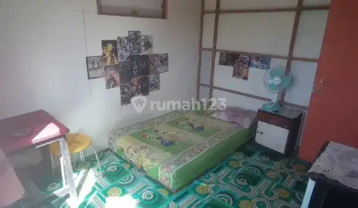 Kamar Kost Mahasiswa, Laki-Laki, Pekerja Pria 1