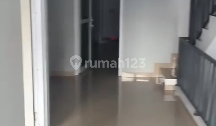 Disewakan Rumah 3lantai Rapi Siap Hunidi Lokasi Yg Startegis Ke Sekolah, Kuliner Dlllt 6 X 20lb +/- 300(3 Lantai) Kt 4 + 1 Km Artkm 4 +1listrik 2200air Pamsemi Furnished (excl Ac)lantai Granitekitchen Sethub:surjani0878xxxxxxxx 2