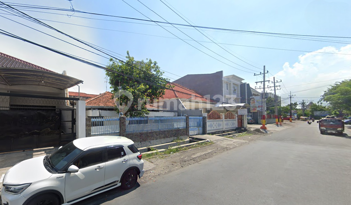 Rumah 1,5 lantai di nol Raya Dharmahusada cocok untuk usaha ataupun untuk hunian 2