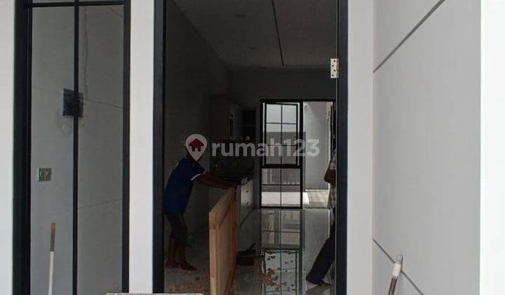 Rumah Baru Gress 2 Lantai Semi Furnished Siap Huni Lokasi Premium Manyar Dekat Pusat Kota 2