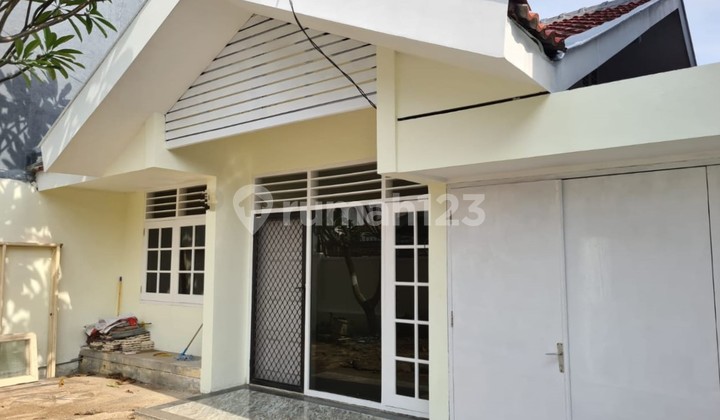 Rumah Siap Huni Lokasi Strategis Dekat Sekolah Petra, Kemana mana Dekat Harga Murah