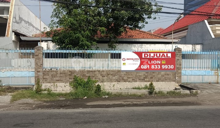 Rumah 1,5 lantai di nol Raya Dharmahusada cocok untuk usaha ataupun untuk hunian