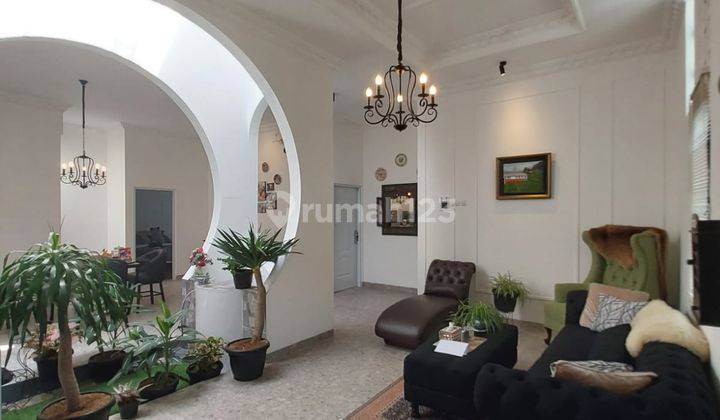 Rumah Baru Gaya Vintage American Classic Unfurnished SHM di Jalan Sariwangi, Bandung 2