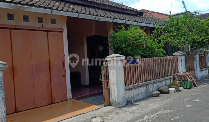 Rumah Classic Vintage Bonus Tanaman Di Gentan Sukoharjo