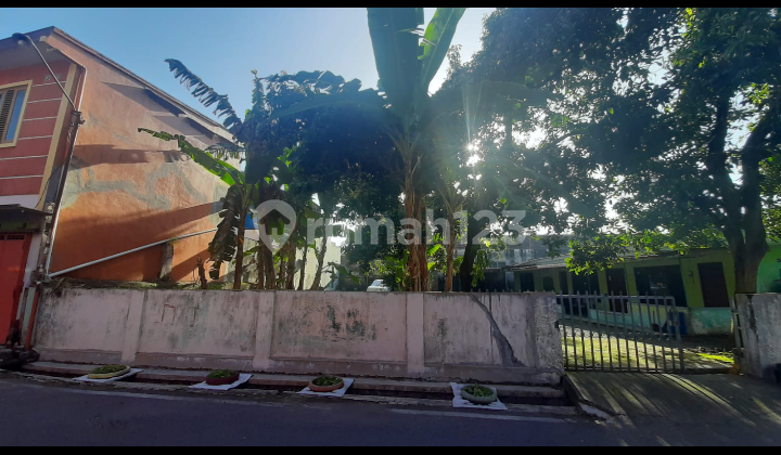 Tanah Mempesona Bonus Bangunan Dan Pohon Pisang Di Pajang Solo