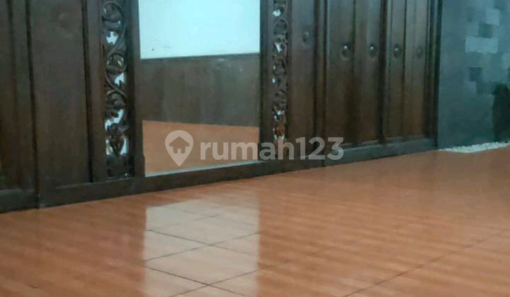 Rumah Vintage Classic View Perkotaan Di Gajahan Solo 1