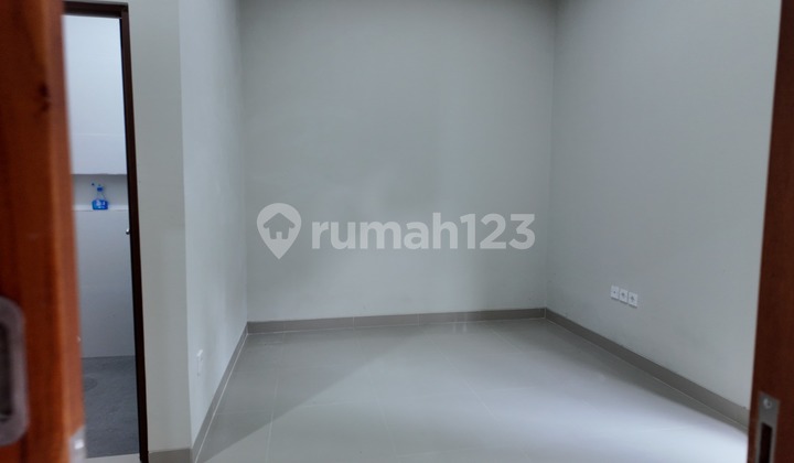 Dijual Rumah 2 Lantai 3 Kamar Dekat Mall Living World 2