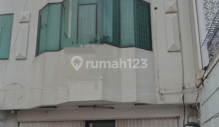 For Rent: 4-Story Shop House, Floors 1 & 2 for 250 Million. Price 450 Million in Kebon Lama Business Center. For Rent: 4-Story Shop House, Floors 1 & 2 for 250 Million. Price 450 Million in Kebon Lama Business Center.