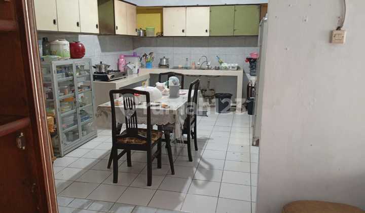 Rumah Tempat Tinggal + Kost 6 Pintu Samping Kampus Trisakti & Rs Sumber Waras, Akses Mobil Deket Pusat Niaga Grogol & Roxy Mas. 2