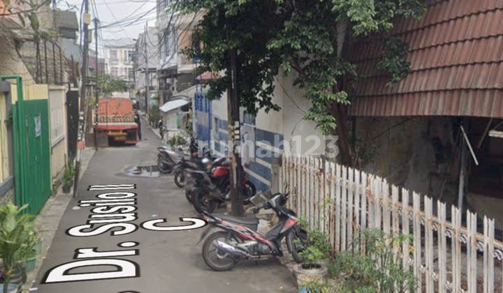 Rumah Tua Depan Kampus Trisakti , Samping Terminal Grogol , Roxy 2