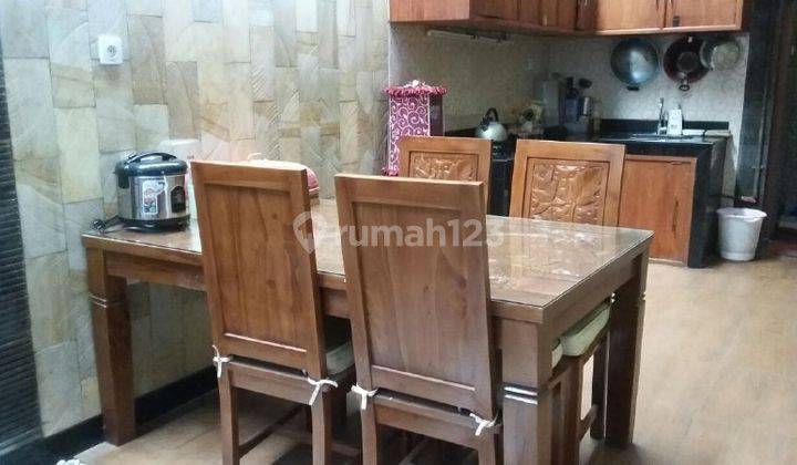 ruang makan rumah kos furnished di gresik